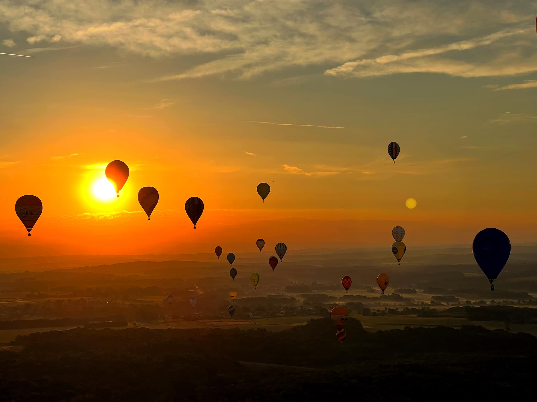 Rassemblement de montgolfières au soleil levant
