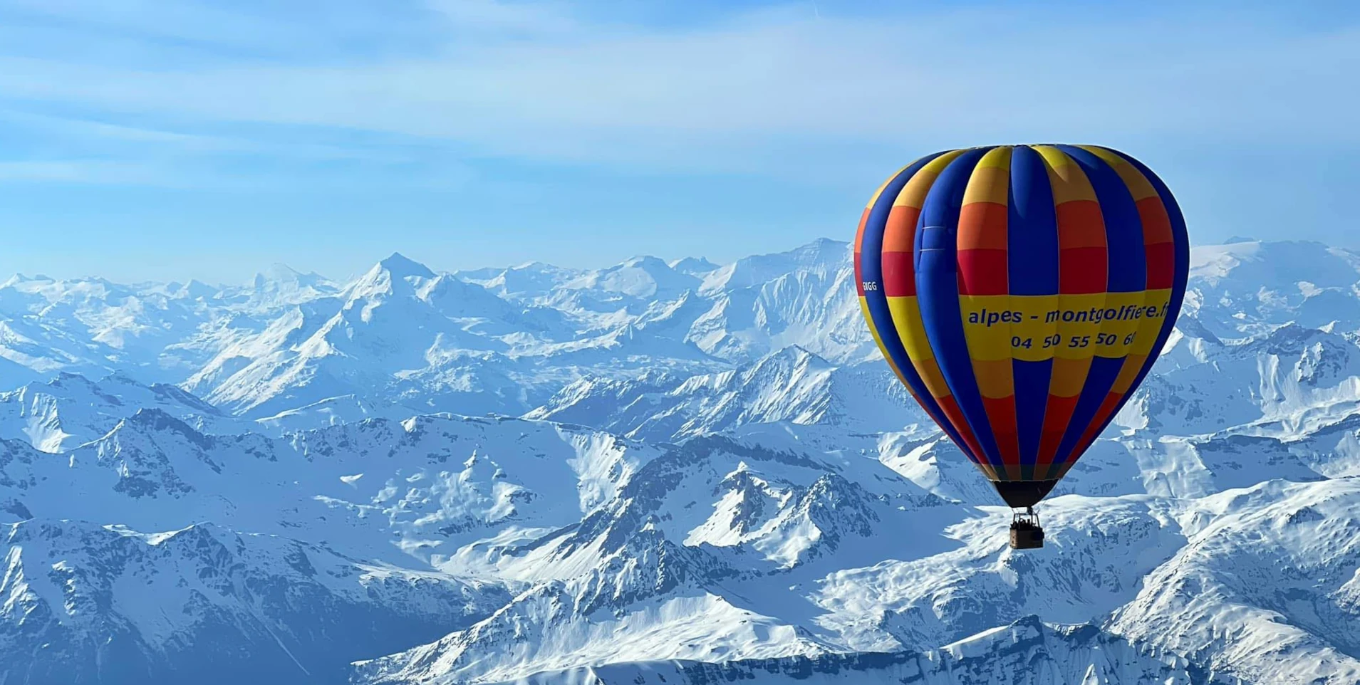 Vol en montgolfière dans les Alpes