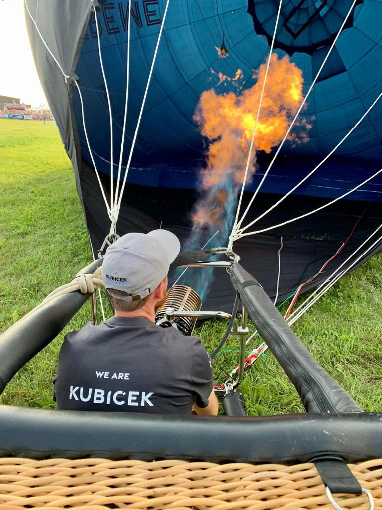 remplissage d'air chaud d'une montgolfière