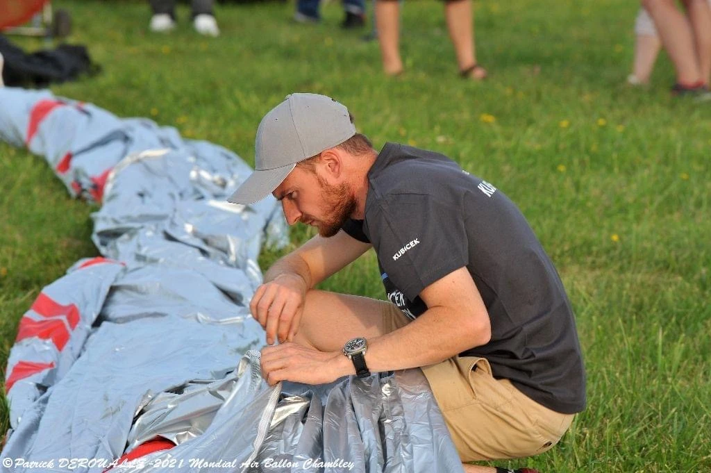Clément Seigeot vérifie l'état de la toile de la montgolfière avant le départ