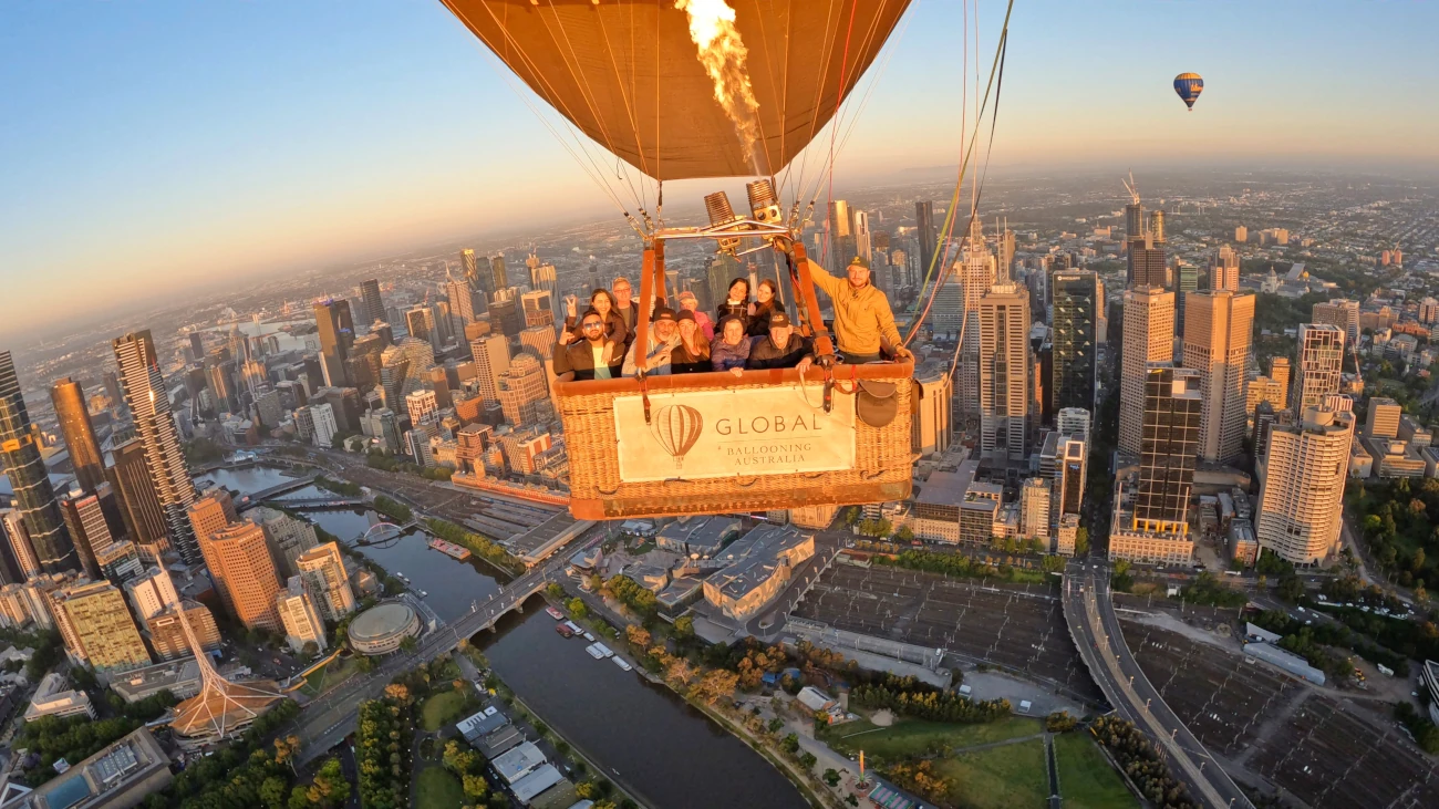 vol en montgolfière au dessus d"une ville