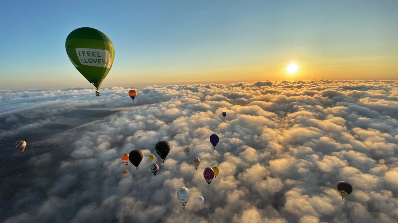 vol en montgolfière au dessus des nuages