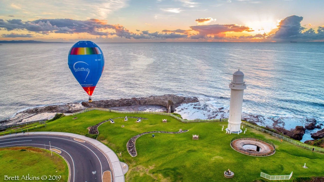 vol en montgolfière près de l'océan